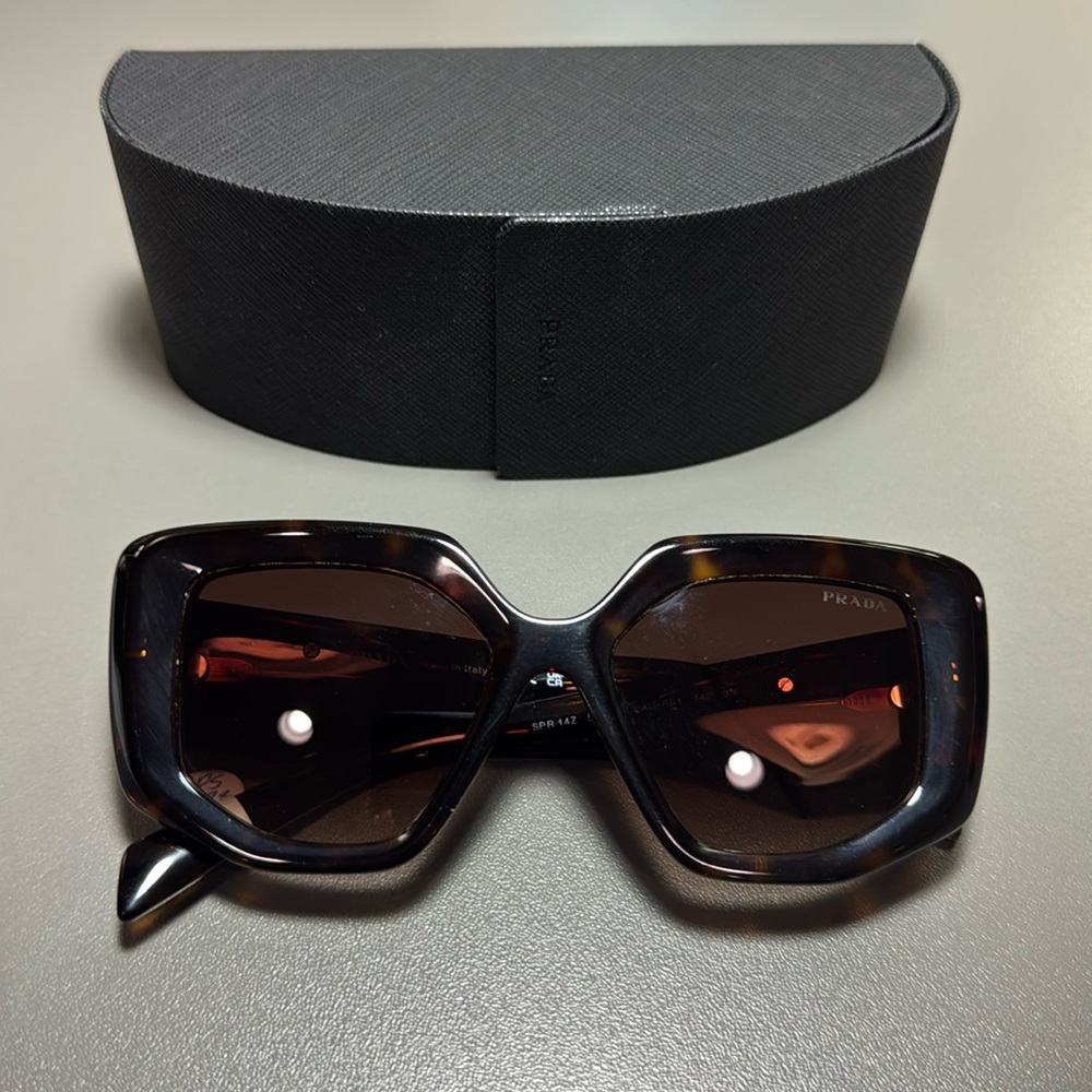 Prada Sunglasses SPR 14Z NEW, never worn